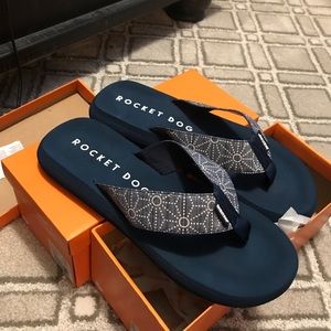 New rocket dog flip flops size 11